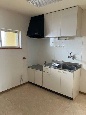 ロイヤルパレスキャビンのキッチン|コンパクトなキッチンで掃除もラクラク♪プロパンガス用のガスコンロをご用意ください。