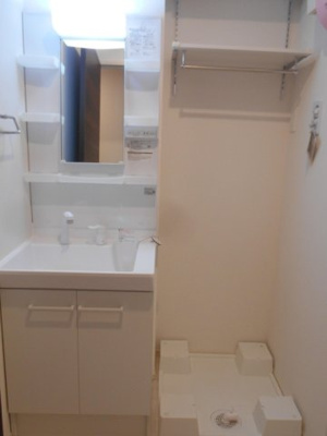 【洗面所】 | ファヴォーレA | 朝の身支度に便利なシャワー付き洗面台も付いております。