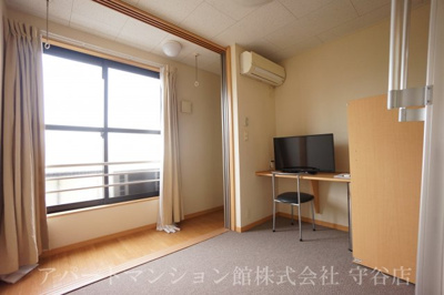 【居間・リビング】 | レオパレスヴェルヴェデーレ | 画像3