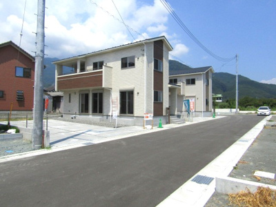 【前面道路含む現地写真】 | ブルーミングガーデン南アルプス市有野　2号棟 | 前面道路含む現地写真です