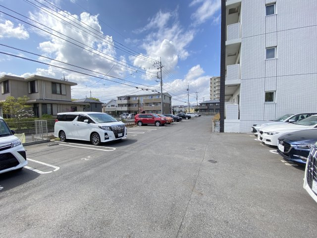 レジデンス二の宮の駐車場