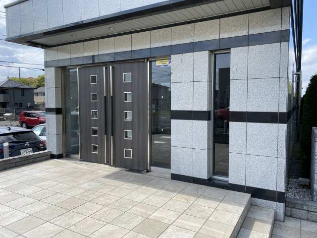 レジデンス二の宮のエントランス