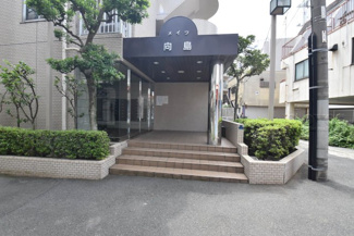 【エントランス】 | オートロックを備えた、マンションのエントランス。やはりセキュリティの観点は欠かすことができません。皆様を“安全”に送り出し、出迎えてくれます。～即日のご見学可能～　お問合せはお気軽にどうぞ。