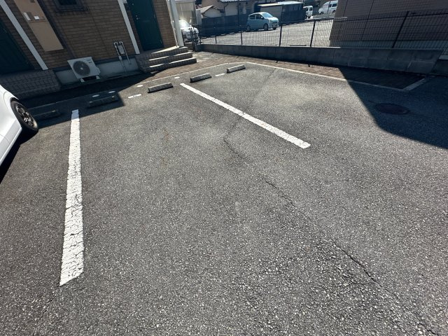 ローズコート雅の駐車場