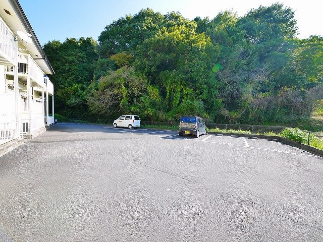 ルミエール萩の台の駐車場|駐車場に車を止められます