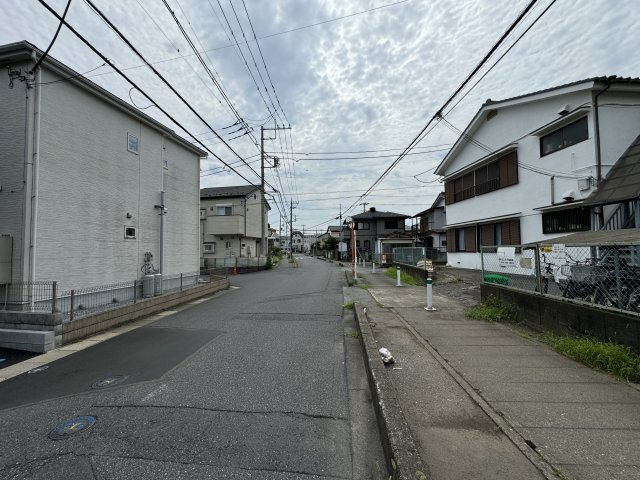 八潮市上番場新築戸建【八幡小学校：６分】の前面道路含む現地写真|北側前面道路・幅員約9.3ｍ