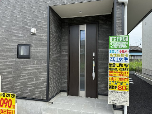 八潮市上番場新築戸建【八幡小学校：６分】のエントランス|エントランス・玄関ポーチ