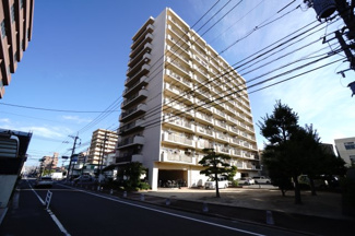 【外観】 | 【耐震性】
耐震性の高さを判断するポイントは、
建築確認申請日が1981年6月1日以降の
新耐震基準に適合しているかどうか。
震度６程度の大地震でも
建物が崩壊しないレベルが基準になりました。