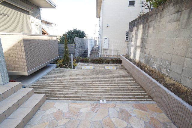 ラフィーネ武庫山の駐車場