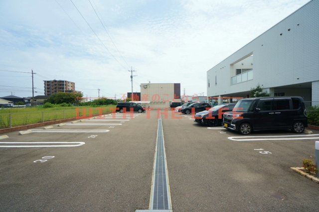 ソラーレ梅満【キャッシュバック対象物件】の駐車場|駐車場に車を止められます