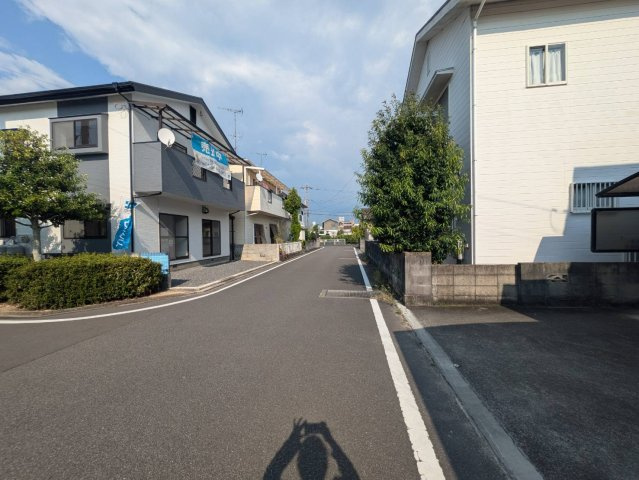 今在家三丁目戸建の前面道路含む現地写真