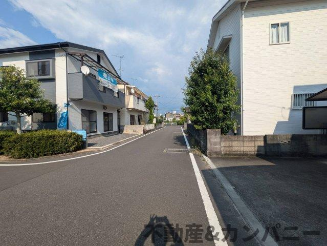 今在家三丁目の中古のおうち　松山市今在家中古戸建の前面道路含む現地写真
