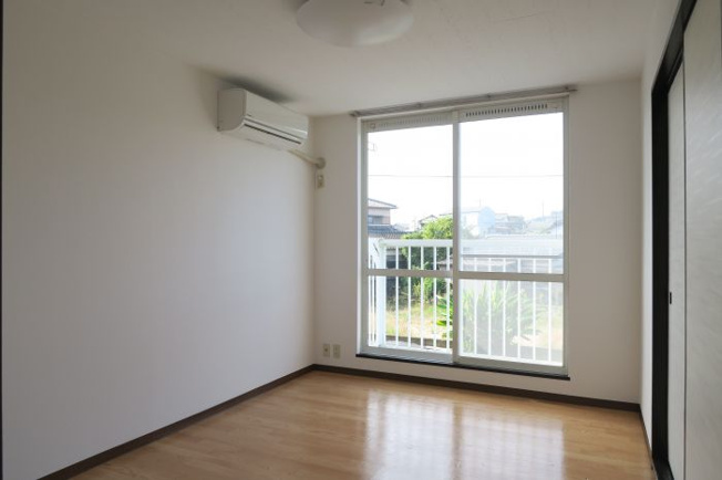 【洋室】 | ベルメゾン吉野 | 窓を開けたら、風が入り心地よいです。