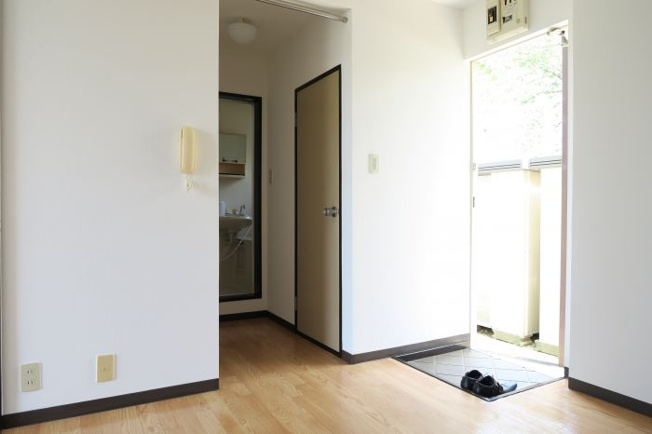 【玄関】 | ベルメゾン吉野 | 新しいクロスは気持ちがいいですね。