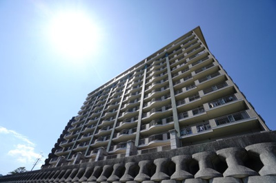 【外観】 | 【上質リフォーム】エレンシーレ宮島 | 【耐震性】
耐震性の高さを判断するポイントは、
建築確認申請日が1981年6月1日以降の
新耐震基準に適合しているかどうか。
震度６程度の大地震でも
建物が崩壊しないレベルが基準になりました。