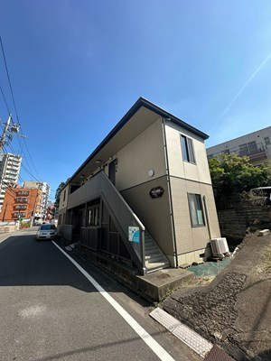 【外観】 | アヴェニール新百合 | 小田急小田原線「新百合ヶ丘」駅まで徒歩4分！便利な立地の2階建てアパートです♪通勤通学はもちろん、お買い物やお出かけにもGood☆