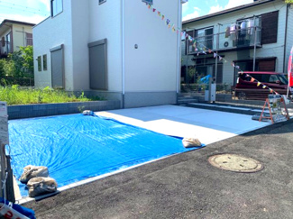 【駐車場】 | ご友人や親戚が遊びに来ても安心の3台分の駐車スペース。
セカンドカーがあるご家庭にも嬉しい広さを確保しました。
洗車も出来る余裕のあるスペースには、もちろん自転車やバイクの駐輪も可能です！