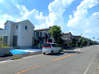 【前面道路含む現地写真】 | 交通量が少ない住宅街なのでお子様も安心して通学出来ます。
全面は広々12m公道で、お子様と手を繋いでお散歩も余裕の広さ。
整備された歩道。
お車の運転が苦手な方でも余裕をもって駐車することが可能です。