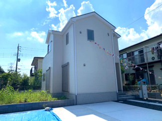 【外観】 | 白を基調としたシンプルでスタイリッシュな外観♪
無駄な装飾を省き洗練された外観は、周囲の街並みにも自然と溶け込みます。
敷地面積50坪以上の整形地です。
交通量の少ない閑静な住宅街で静かに暮らせます。