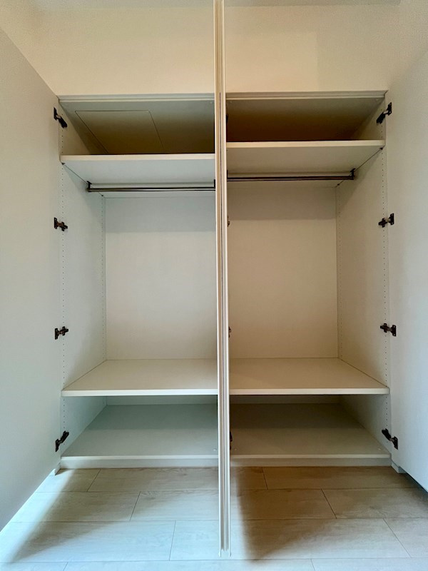 RESIDIA御茶ノ水の収納|洋室壁一面の豊富な収納は隣部屋との防音効果もあります