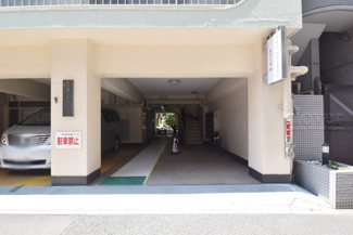 【エントランス】 | お客様を、そして住人を出迎えてくれるマンションのエントランス。ゴミが落ちていないことからも、管理状態の良さや住民の節度の高さが見て取れます。～即日のご見学可能～　お問合せはお気軽にどうぞ。
