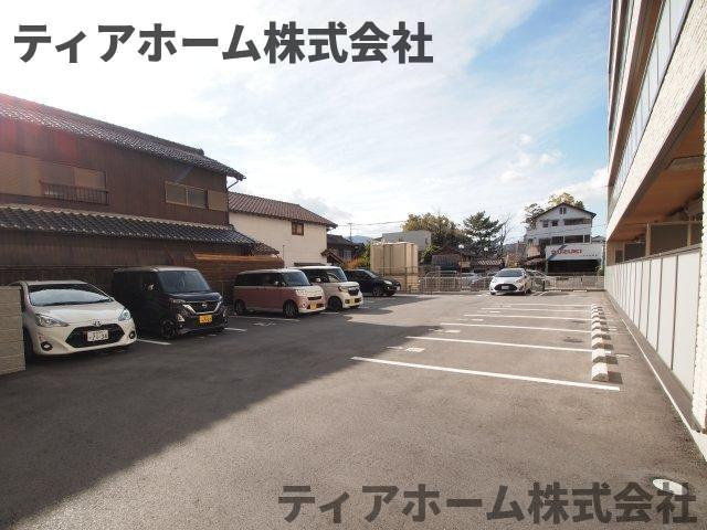 大和高田市大中東町の賃貸マンションの駐車場