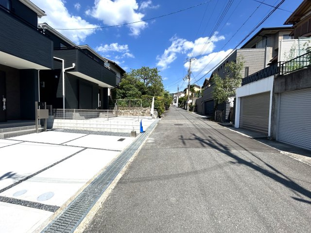 限定２区画新築分譲＆即入居可能！南向き陽当たり良好の３ＬＤＫ☆リーブルガーデン宇治市木幡御蔵山の前面道路含む現地写真|前道道路