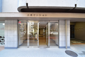 【エントランス】 | お客様を、そして住人を出迎えてくれるマンションのエントランス。ゴミが落ちていないことからも、管理状態の良さや住民の節度の高さが見て取れます。～即日のご見学可能～　お問合せはお気軽にどうぞ。
