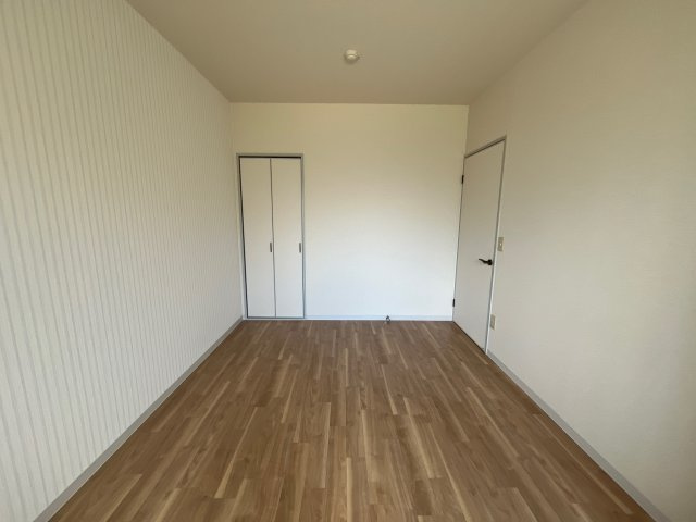 メゾン城南の寝室