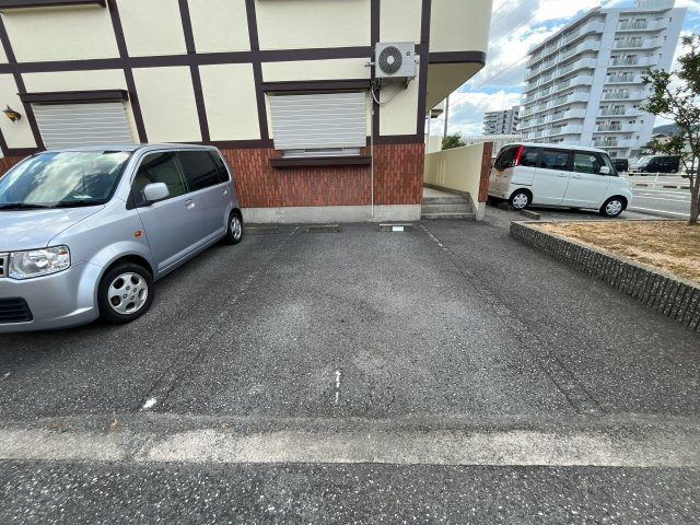 メゾン城南の駐車場