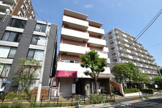 【外観】 | 手入れの行き届いた外壁やエントランスなど、「見ればわかる」レベルで清潔感を保ったマンションです。築年数を感じさせない姿で皆様をお出迎えします。～即日のご見学可能～　お問合せはお気軽にどうぞ。