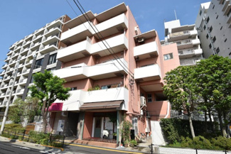 【外観】 | 手入れの行き届いた外壁やエントランスなど、「見ればわかる」レベルで清潔感を保ったマンションです。築年数を感じさせない姿で皆様をお出迎えします。～即日のご見学可能～　お問合せはお気軽にどうぞ。