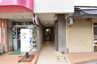 【エントランス】 | マンションの正面エントランス。出入りする人間を癒してくれるマンション入り口であり、その建物の「顔」でもあります。～即日のご見学可能～　お問合せはお気軽にどうぞ。