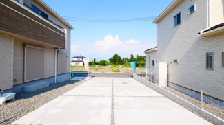 【駐車場】 | カースペースは並列2台×2列の合計4台　4台置いてもお庭が確保できています。