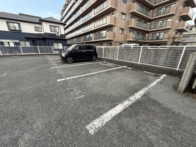 クレスト安室の駐車場