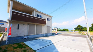 【外観】 | モダンなデザインと広い駐車スペースが魅力のご住宅です。