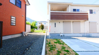 【外観】 | 隣接する家とのスペース。プライバシーも確保されています。