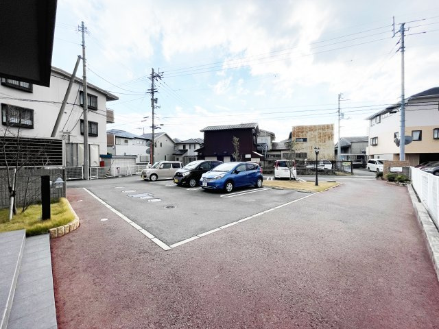 RUSHERIOの駐車場