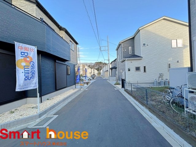 相模原市南区磯部　新築全６棟の前面道路含む現地写真|お住まいの前面道路が広いと駐車が楽になり、陽当たりも遮られないので明るく居心地の良いお家になります♪