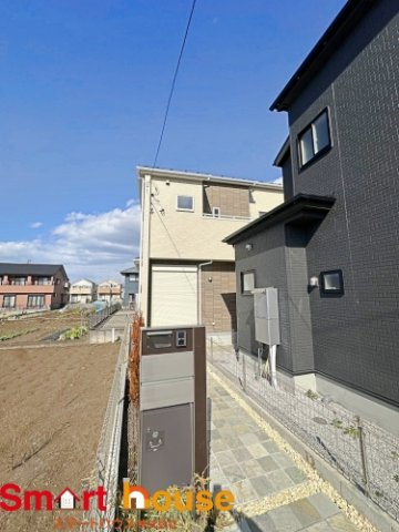 相模原市南区磯部　新築全６棟の外観|外壁が周囲の街並みと青空に生えるお洒落な仕上がり！周囲には高い建物のないエリア。青い空が大きく感じますね。
