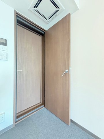 [防音マンション」スカイラシクラス小岩の設備|防音扉を採用でリビングと防音室との音（音楽）も低減してくれています！