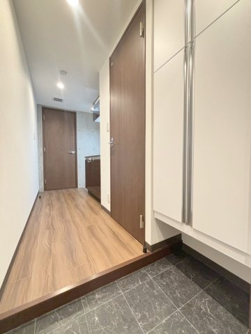 [防音マンション」スカイラシクラス小岩の玄関|収納もある玄関です