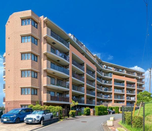 横浜市泉区岡津町の中古マンションの外観|平成14年2月築！
閑静な住宅街に堂々とした外観が目を引きます。
住環境は良好！
日当りの良さが伝わりますね！