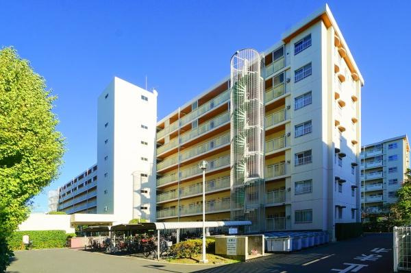 横浜市栄区笠間４丁目の中古マンションの外観|大船駅徒歩15分の好立地！
マンション内では公園もあり、お子様がいるご家庭でも安心して
ご生活できます！