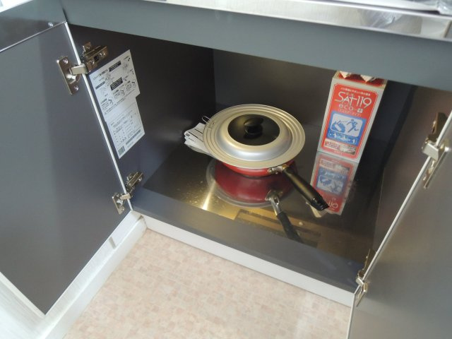 サンホワイトのキッチン|家具家電食器等全て揃ったお部屋で新生活がすぐにスタートできます【サンホワイト】※写真は202号室