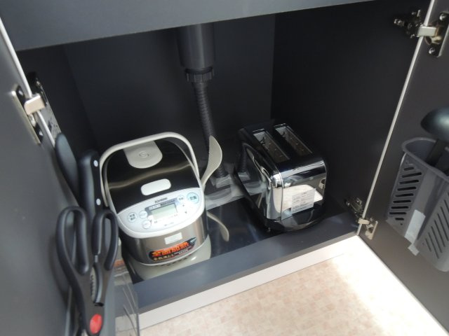 サンホワイトのキッチン|家具家電食器等全て揃ったお部屋で新生活がすぐにスタートできます【サンホワイト】※写真は202号室