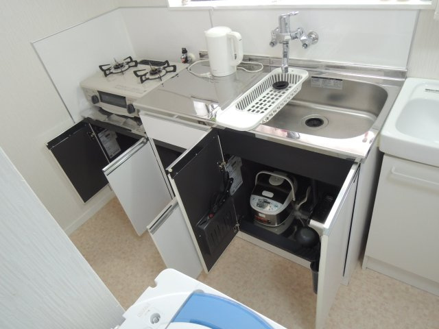 サンホワイトのキッチン|家具家電食器等全て揃ったお部屋で新生活がすぐにスタートできます【サンホワイト】※写真は202号室