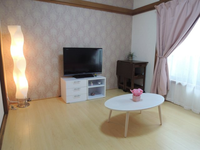 サンホワイトの洋室|家具家電食器等全て揃ったお部屋で新生活がすぐにスタートできます【サンホワイト】※写真は202号室