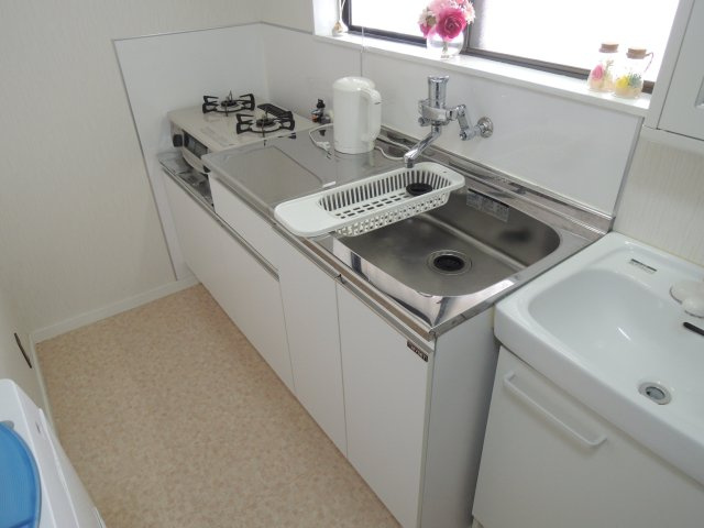 サンホワイトのキッチン|家具家電食器等全て揃ったお部屋で新生活がすぐにスタートできます【サンホワイト】※写真は202号室