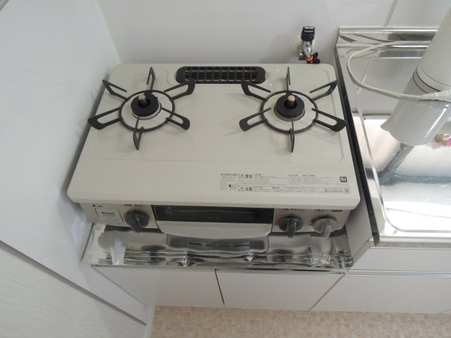 サンホワイトのキッチン|家具家電食器等全て揃ったお部屋で新生活がすぐにスタートできます【サンホワイト】※写真は202号室